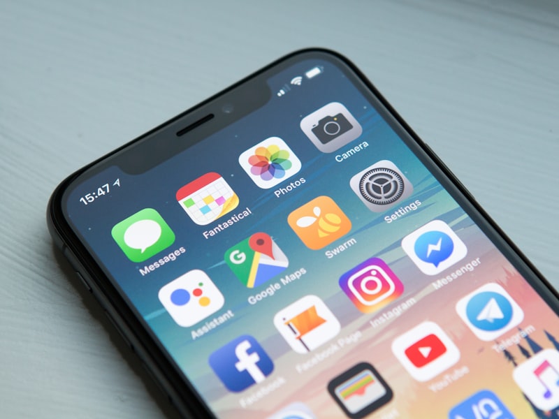 三亿体育手机版App在iPhone和Android手机上的界面展示截图